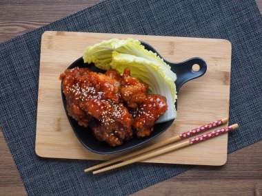 Kızarmış tavuk ve Çin lahanası.