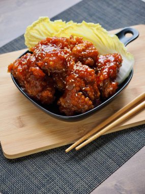 Kızarmış tavuk ve Çin lahanası.