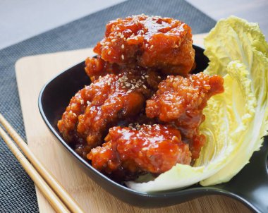 Kızarmış tavuk ve Çin lahanası.