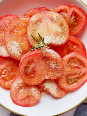 Taze organik domates ve şeker.