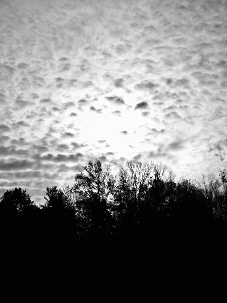 Donkere Wolken Lucht Bergen Zwart Wit Foto — Stockfoto