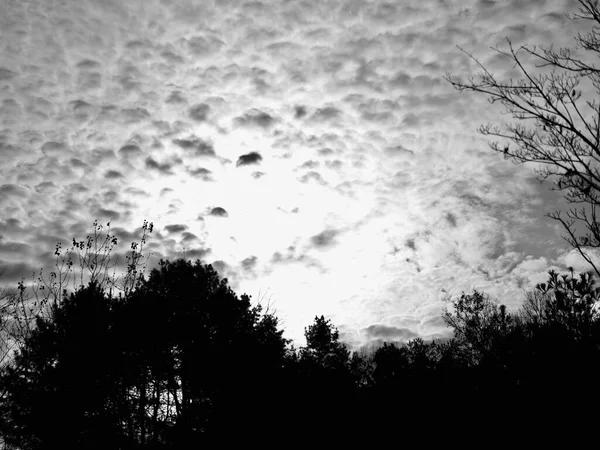 Nuvole Scure Cielo Montagne Foto Bianco Nero — Foto Stock