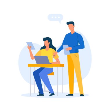 Ofis işyeri. Kadın dizüstü bilgisayarla masada oturuyor ve erkek de belgeyle ayakta duruyor.