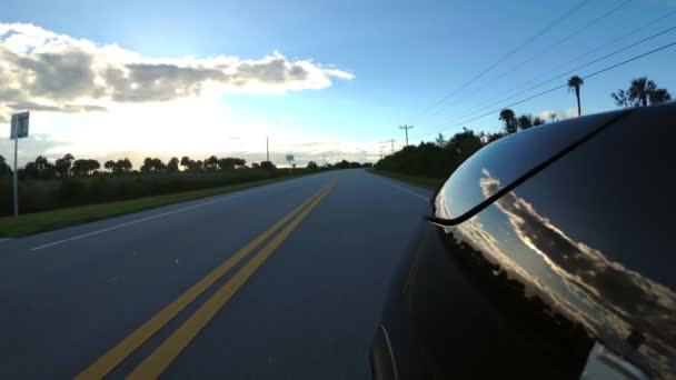 Guidare lungo una strada attraverso le Everglades - Florida Road - vista in prima persona — Video Stock