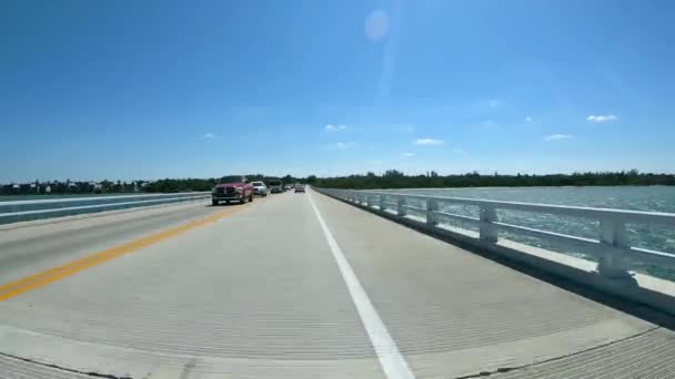 Conduciendo por el camino a Sanibel Island - Florida Fort Myers - vista en primera persona — Vídeo de stock