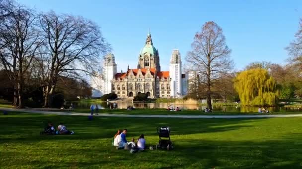 Het gemeentehuis van kater Duitsland in het centrum van de stad op een heldere middag — Stockvideo