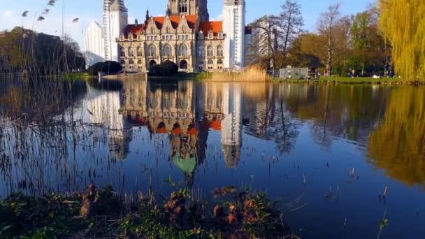 A prefeitura de hanover Alemanha no centro da cidade em uma tarde brilhante - reflexão sobre o lago — Vídeo de Stock