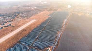 Daha fazla güneş paneli ve hava fotoğrafının havadan görüntüsü.