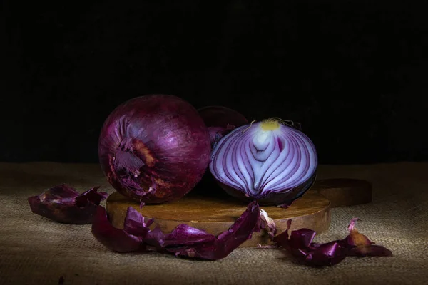 Red Onions Moody Light Painting, one cut cut — стоковое фото