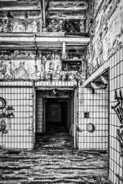 Terk edilmiş fabrika, şehir keşfi siyah beyaz