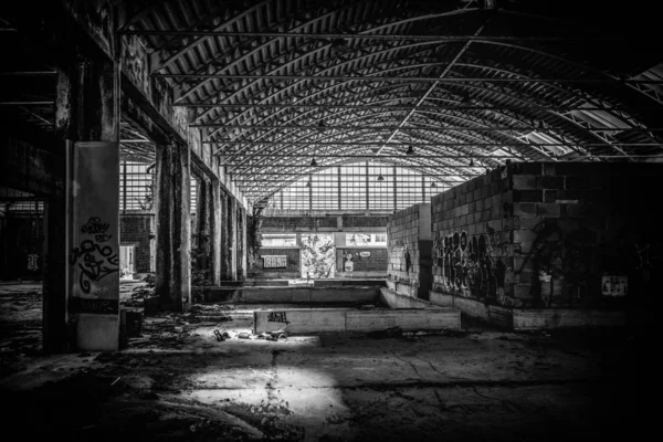 Abandoned factory, urban exploration in black and white — Stock Photo, Image