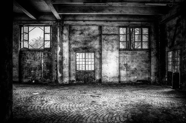 Usine abandonnée, exploration urbaine en noir et blanc — Photo