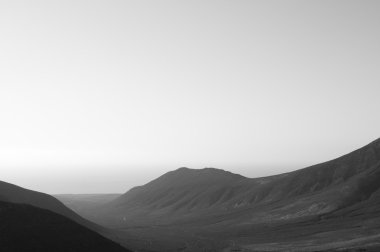 Sabahın erken saatlerinde sisli bir dağ sırası