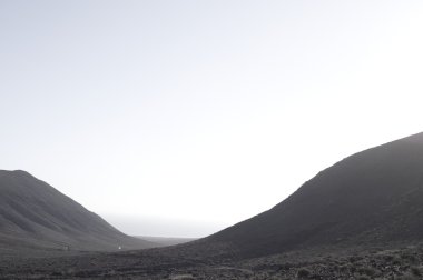 Sabahın erken saatlerinde sisli bir dağ sırası