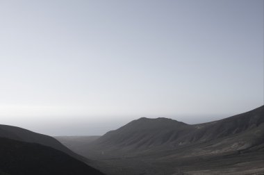 Sabahın erken saatlerinde sisli bir dağ sırası