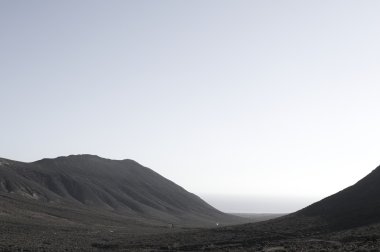 Sabahın erken saatlerinde sisli bir dağ sırası