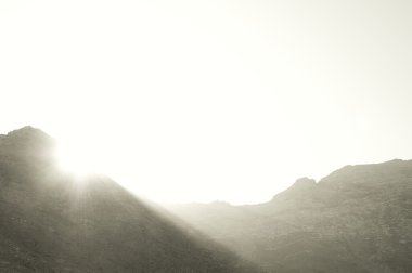 Sabahın erken saatlerinde sisli bir dağ sırası