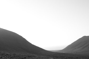 Sabahın erken saatlerinde sisli bir dağ sırası