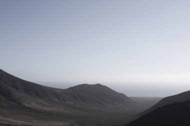 Sabahın erken saatlerinde sisli bir dağ sırası