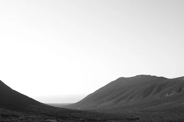 Catena Montuosa Nella Nebbia Mattutina — Foto Stock