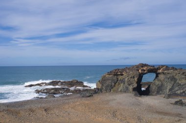 Kayalar ve spreylerle dolu vahşi Atlantik kıyıları