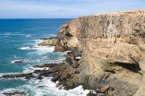 Kayalar ve spreylerle dolu vahşi Atlantik kıyıları