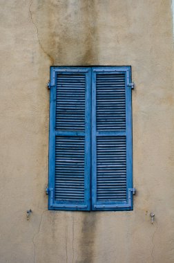 eskimiş ahşaptan yapılmış renkli panjurlar