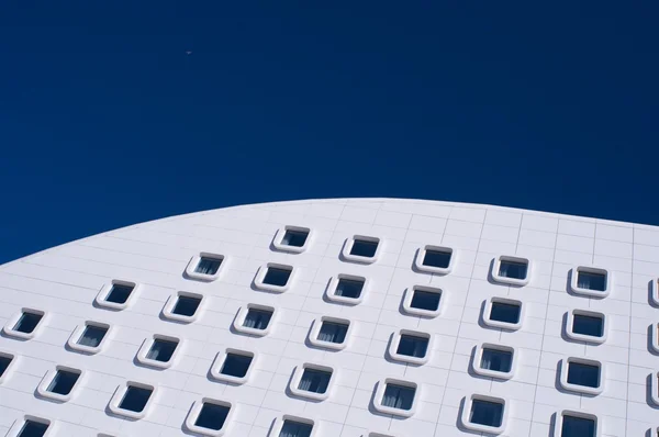 Білий Сучасний Фасад Футуристичної Будівлі — стокове фото