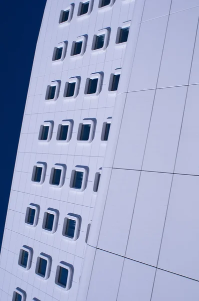 Moderne Weiße Hochhausfassade Vor Blauem Himmel — Stockfoto