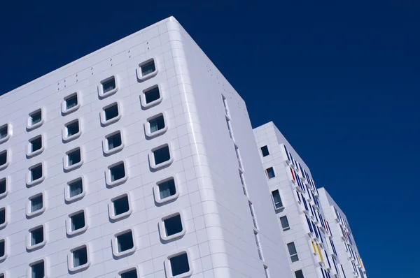 青い空に対する近代的な白い高層ファサード — ストック写真