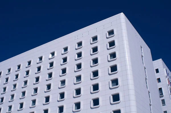 Façade Moderne Grande Hauteur Blanche Contre Ciel Bleu — Photo