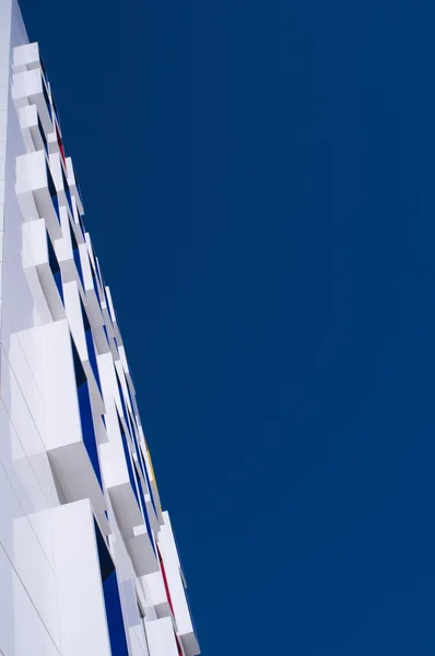 Nowoczesna Biała Fasada Wieżowca Przeciwko Błękitnemu Niebu — Zdjęcie stockowe