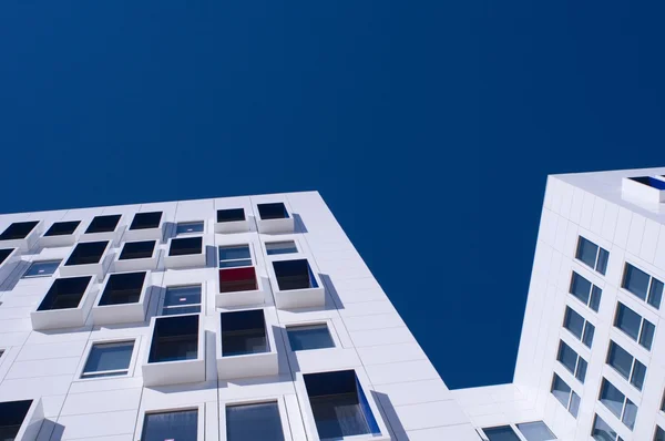 Moderne Weiße Hochhausfassade Vor Blauem Himmel — Stockfoto