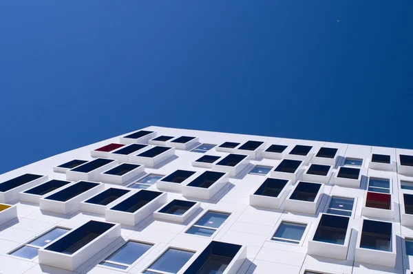 Moderna Fachada Blanca Gran Altura Contra Cielo Azul — Foto de Stock