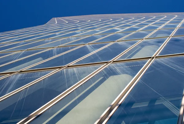 现代玻璃和钢塔的立面 — 图库照片