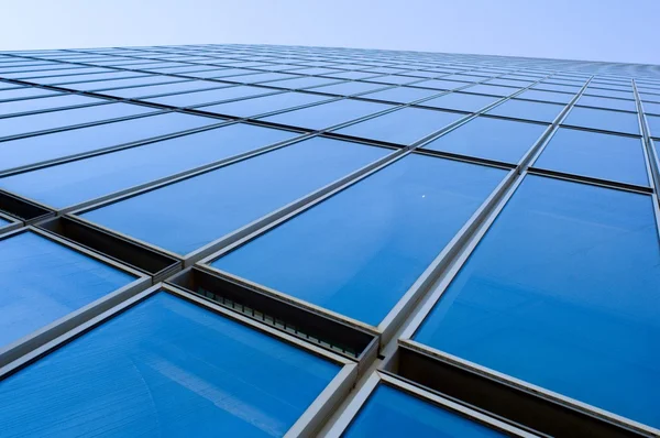 现代玻璃和钢塔的立面 — 图库照片