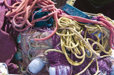 Çeşitli renkli balık ağları ve balıkçılık araçları koleksiyonu