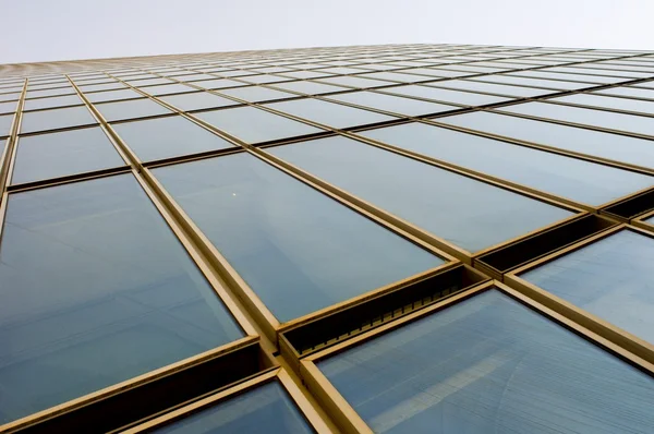 近代的なガラスと鉄塔の眺め — ストック写真