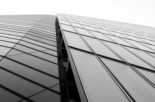 Modern cam ve çelik kule manzarası