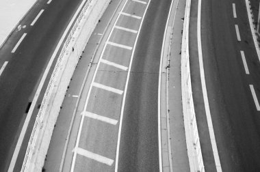 birkaç paralel otoyol şeridi