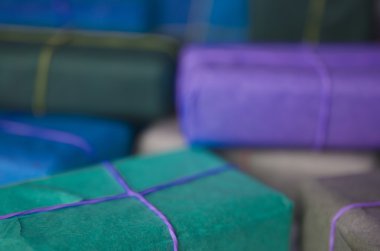 Renkli kağıda sarılmış küçük hediye paketleri.