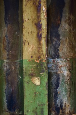 Aşınmış çelikten yapılmış eski endüstriyel cephe