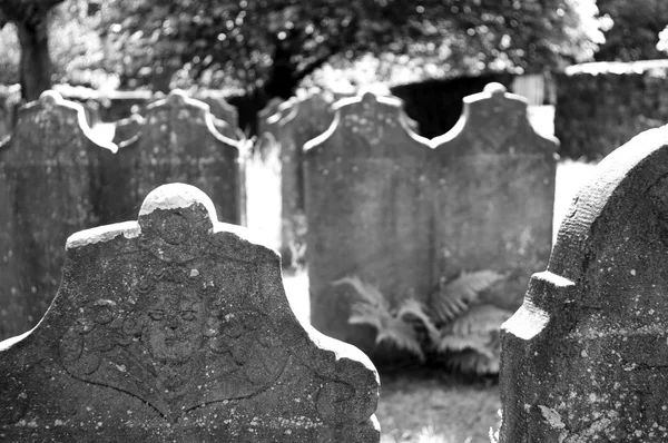Stare Nagrobki Opuszczonym Cmentarzu — Zdjęcie stockowe