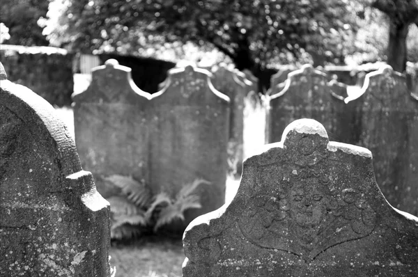 Staré Náhrobky Opuštěném Hřbitově — Stock fotografie