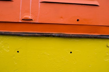 Metal pencereli renkli bir evin ayrıntıları