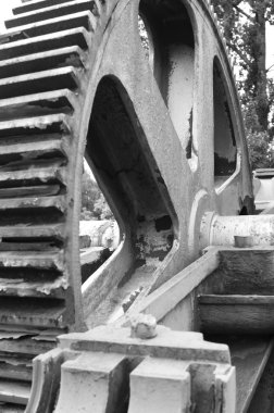 Devasa çelik dişlileri olan terk edilmiş eski sanayi tesisi.