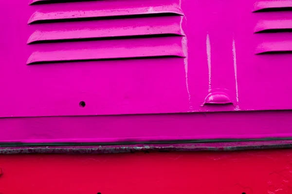 Detail Einer Bunten Hausfassade Mit Metallfenster — Stockfoto
