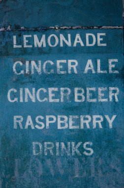 İçki menüsü, tahtanın üstünde farklı içecekler.