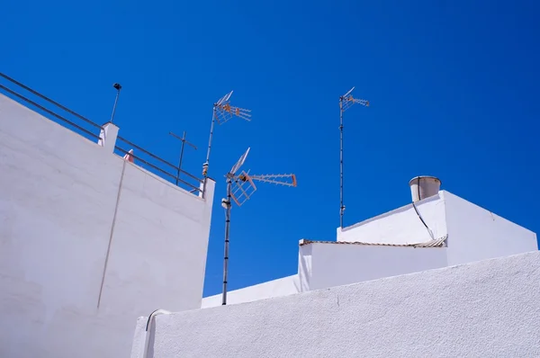 Fachadas blancas en un antiguo pueblo español — Foto de Stock