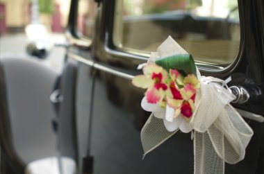 Çiçeklerle süslenmiş düğün arabası.